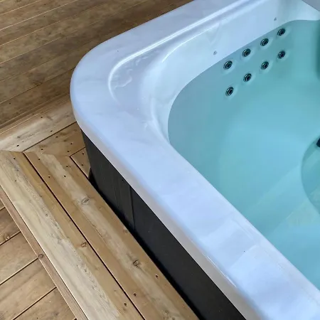 Idyllic Unikko With Jacuzzi And Sauna 펜션