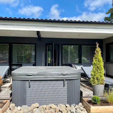 Idyllic Unikko With Jacuzzi And Sauna 펜션 포리